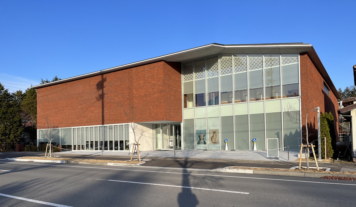 藤田嗣治だけ」の展示空間を覆うレンガ積みの外壁、くつろぎながら作品