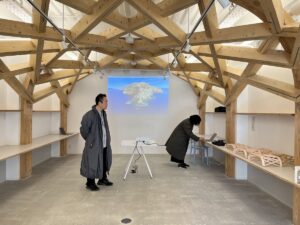 3階の事務所スペース。内部には、アーチ材を斜材でつないだ耐震フレームが連なる