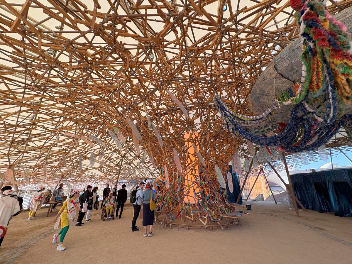 万博「クラゲ館」は心地よい裏切り？ 木材をロープでつなぐファジーな