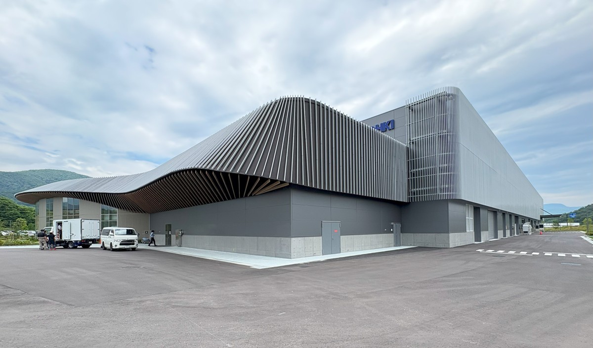 隈研吾氏初の工場が福島市に完成、風景になじむ“ポエティックな曲面”の
