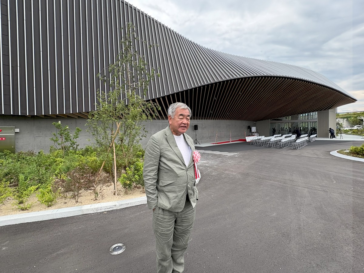 隈研吾氏初の工場が福島市に完成、風景になじむ“ポエティックな曲面”の