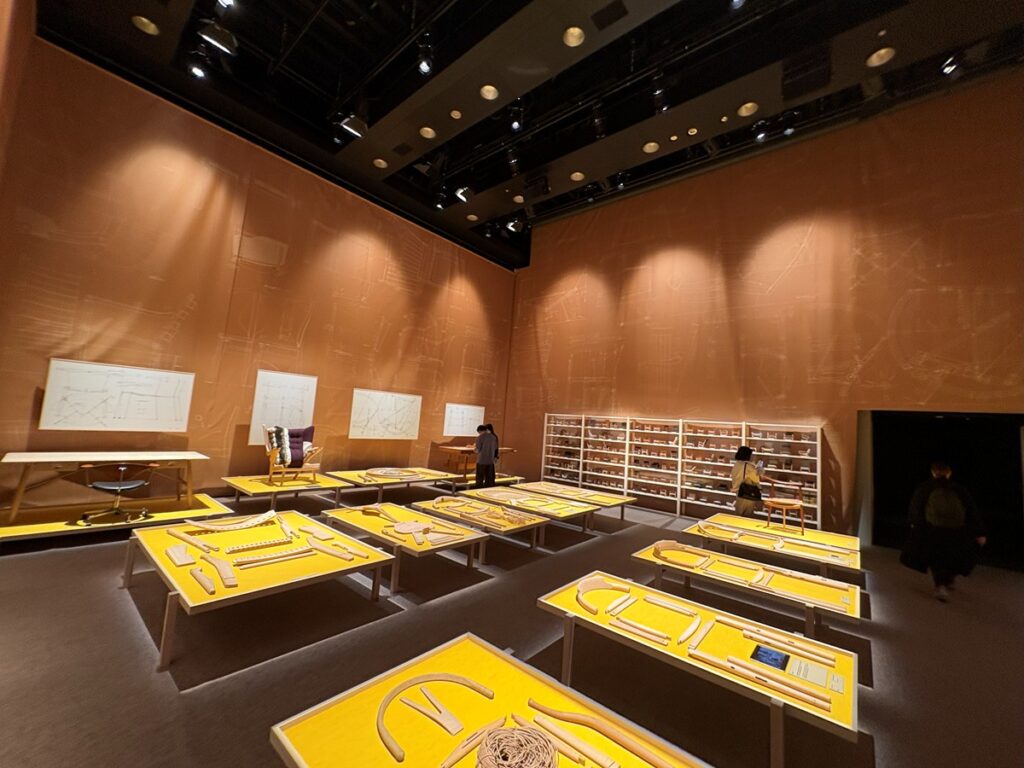 田中繁吉、椅子による、希少な画集より、新品高級額・額装付、状態良好 壮観！ウェグナーの椅子なんと160点、田根剛氏が恩師のために会場構成